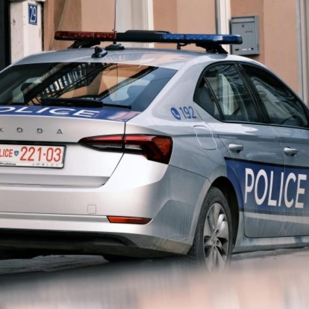 Tronditëse: Burri ther me thikë bashkëshorten dhe vajzën, gjendja e tyre e rëndë