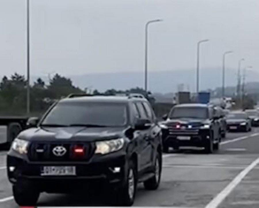 Eskorta e Osmanit shihet duke kaluar kufirin në Morinë, për protestën në mbështetje të çlirimtarëve