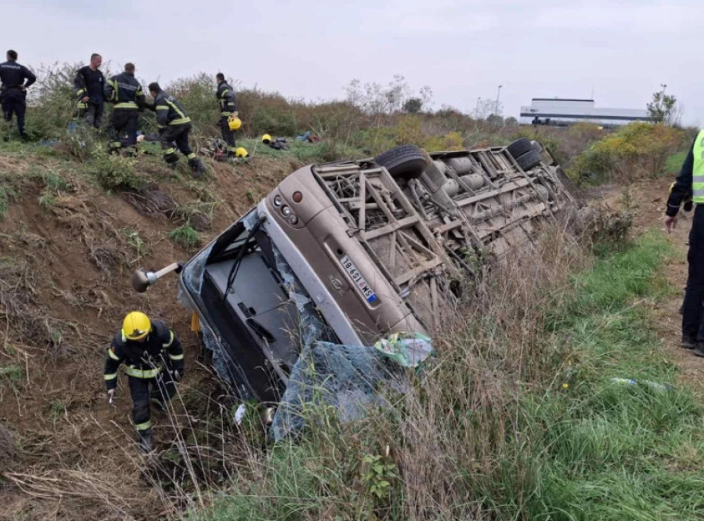 Autobusi del nga rruga në Serbi, tre të vdekur e 80 të lënduar