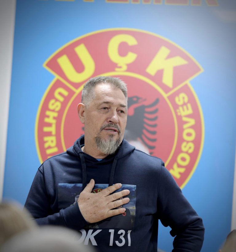 Lushtaku ia kthen Kurtit pasi e quajti “multimilioner” e “komandant që kënaqet kur i frikësohen njerëzit”