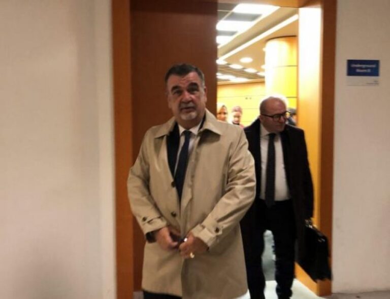 Vdes gjykatësi që u qëllua me armë zjarri brenda Gjykatës në Tiranë