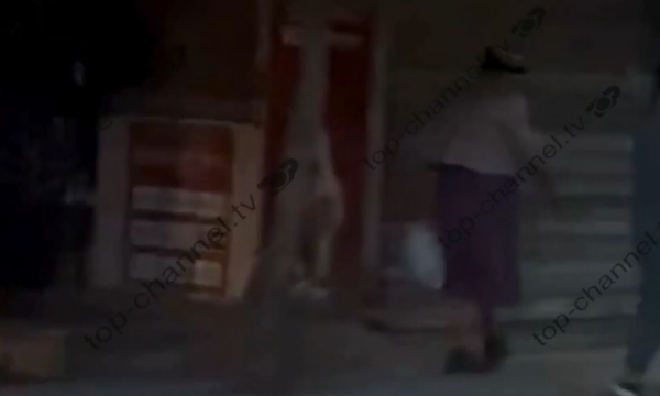 E pazakontë, 69-vjeçari kamuflohej si grua dhe dilte nëpër fshat… duke thyer masën e arrestit