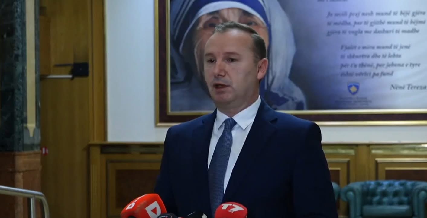 “Shumë afër i ke robtë e tu, hynju ren”, Zemaj ‘kapet’ me një komentues