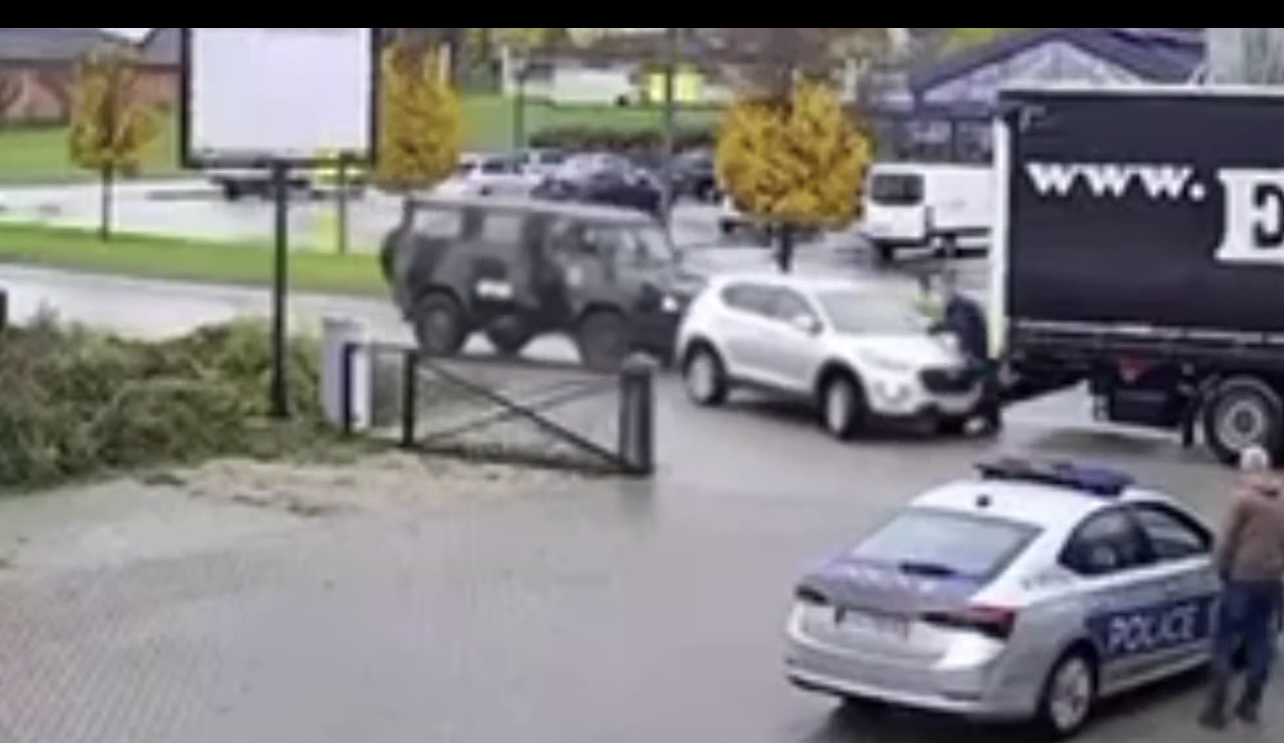VIDEO: Momenti kur goditet polici nga vetura