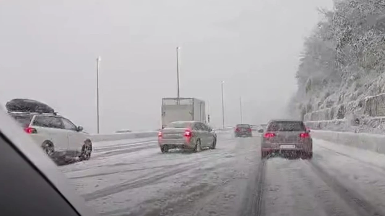 Borë në Kroaci, veturat bllokohen në trafik