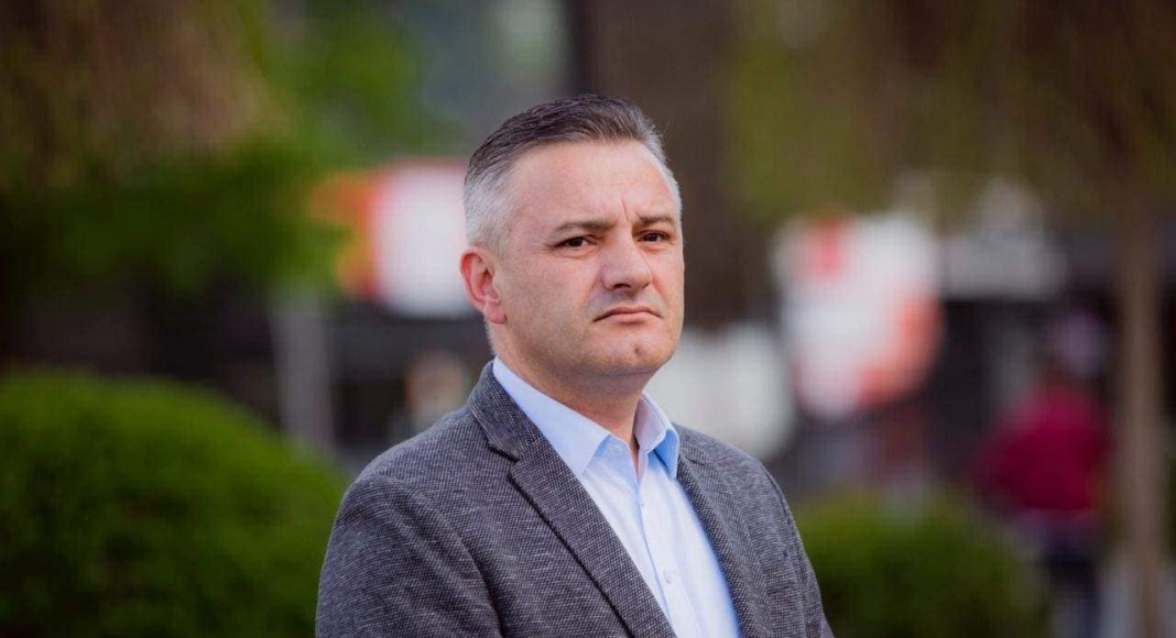 Bekim Jashari – Hedh dritë mbi origjinën e fotografive të Adem Jasharit dhe familjarëve të tij