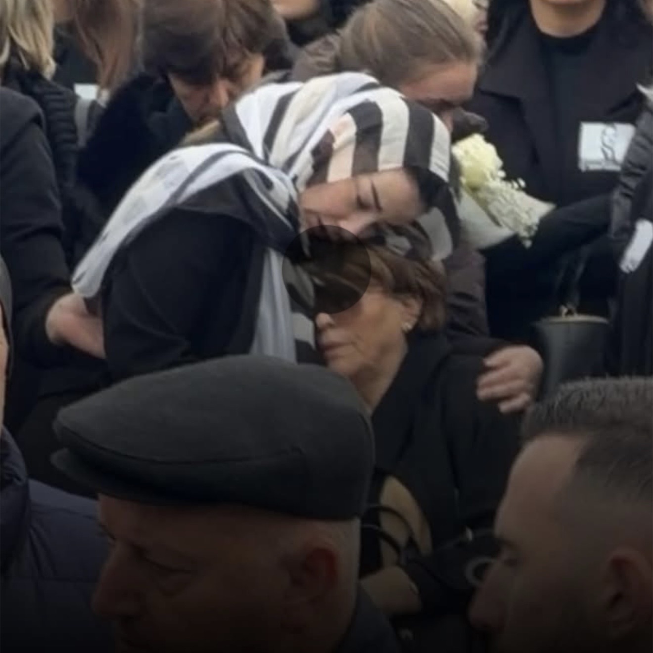 Emocione të forta në varrimin e Shpat Kasapi – Selvija përqafon vjehrrën në momentin e lamtumirës (VIDEO)