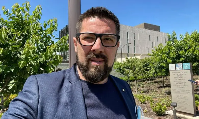 Kunati i Albulena Haxhiut i zhgënjyer me koalicionin e VV-së, i jep epitete si meshavinë, zemlak, dimal, zef dhe kazan