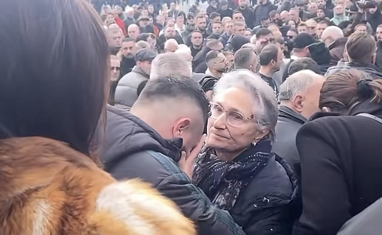Bes Kallaku shpërthen në lot në varrimin e Shpat Kasapit – momenti prekës në krahët e hallës së tij (VIDEO)