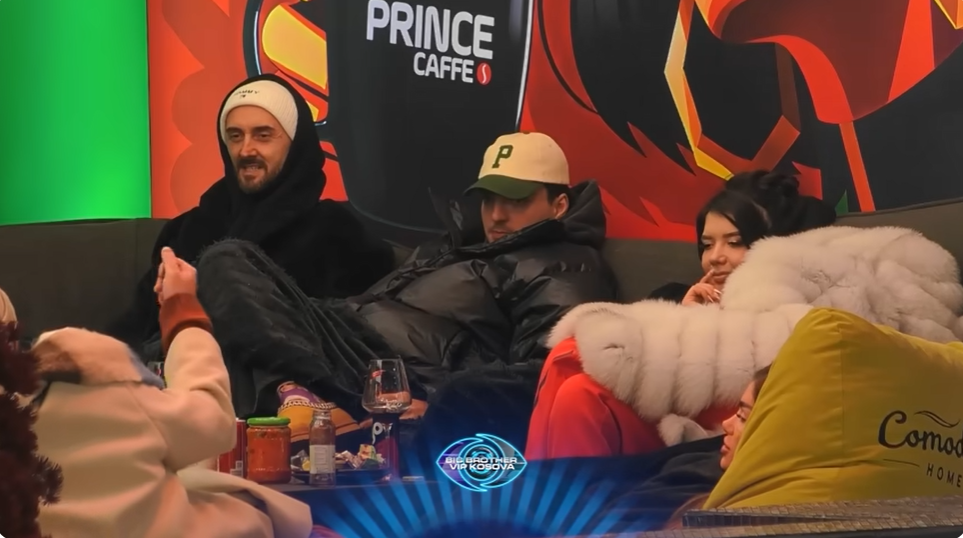 Këndohet kënga e Shpat Kasapit, bëhet viral reagimi i banorit të ri