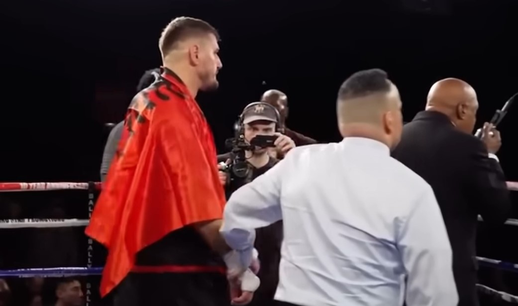 I pamëshirshëm, boksieri shqiptar thyen kundërshtarin amerikan në raundin e parë (VIDEO)