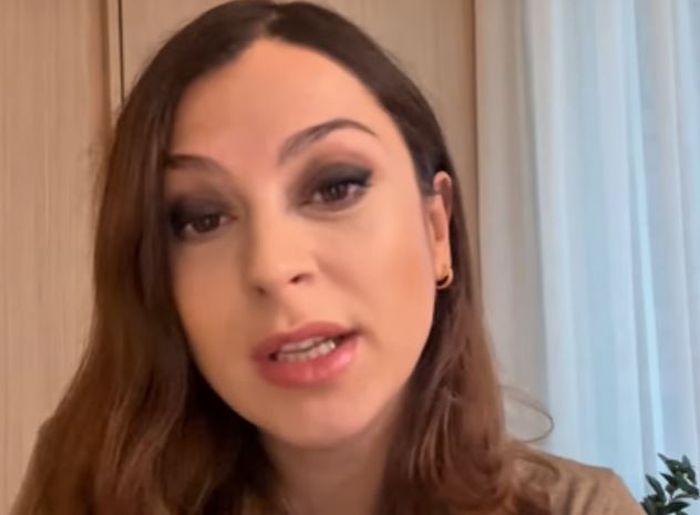 “Qysh ka ble kryetari i LDK-së shtëpi në lagjen Marigona”, “tash zgjedhjet e gjete me tregu”: Kica-Xhelili ‘gozhdohet’ me komente teksa flet për çmimet tavan