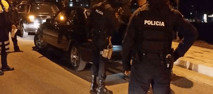 Sulmohet zyrtari policor, i dyshuari ikën pas incidentit