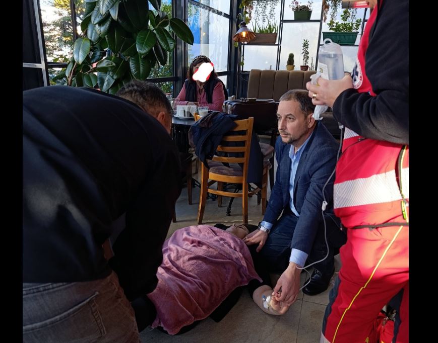 Qytetarit i përkeqësohet gjendja, politikani kosovar i jep ndihmën e parë