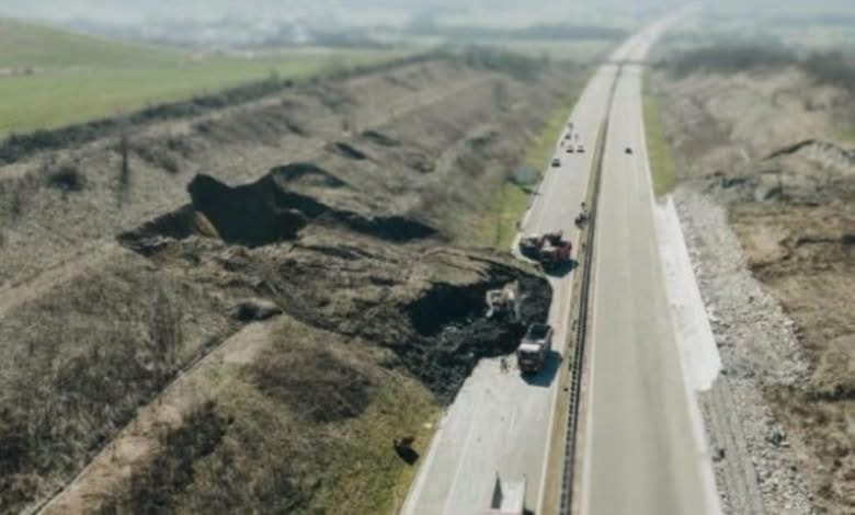 Dy të vdekur e dy të lënduar afër dheut në autostradë që ministria nuk e hoqi që më shumë se një vitë