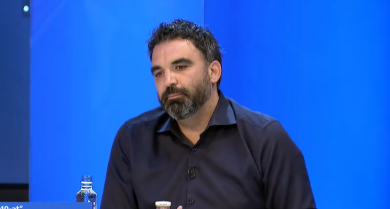 Kënga e Llalloshit për Kurtin që “qet pushkë”, reagon ashpër Mehmetaj: E refuzoi pushkën në luftë…