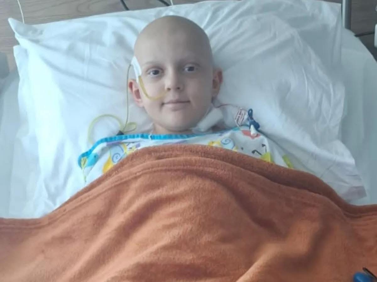 Babai kosovar kërkon ndihmë për vajzën 8 vjeçare që po lufton me kancerin