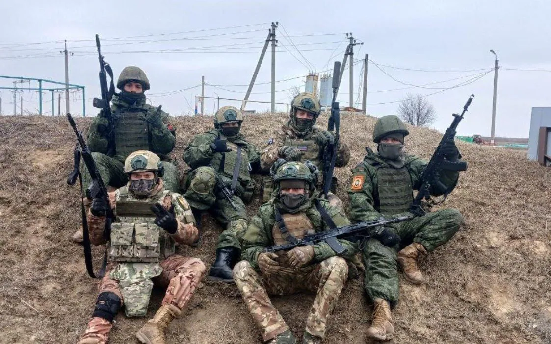 The Telegraph ngre alarmin: Militantët serbë po luftojnë për Putinin dhe po përgatiten për një luftë të re ballkanike