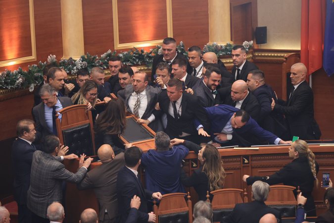 Tensione e përplasje fizike në Kuvendin e Shqipërisë