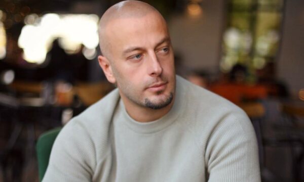 Nuk e keni parë prej vitesh, kështu duket sot Adrian Gaxha