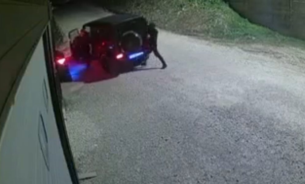 Vëllai dhe nipi i Halil Thaçit dyshohet se rrahën mbrëmë një 18-vjeçar, flet babai i tij – publikohen pamjet