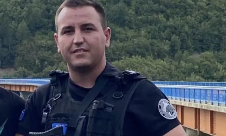 Ky është polici që ia shpëtoi jetën gruas që ra nga ura e re e Ibrit