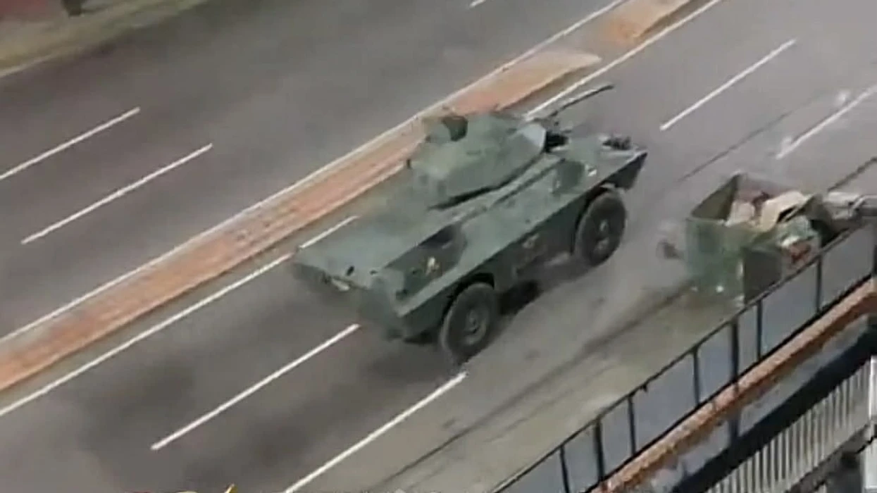 Venezuela dislokon ushtrinë, pamjet tregojnë tanket në rrugët e vendit