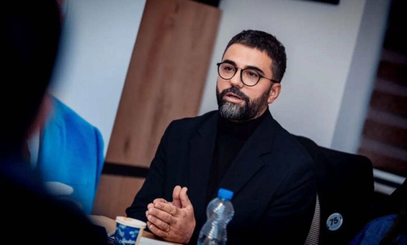 Behrami: Kurti me 300 mijë vota ia fali Manastirit të Deçanit 24 hektarë, me 400 mijë do ta jetësojë autonominë në veri