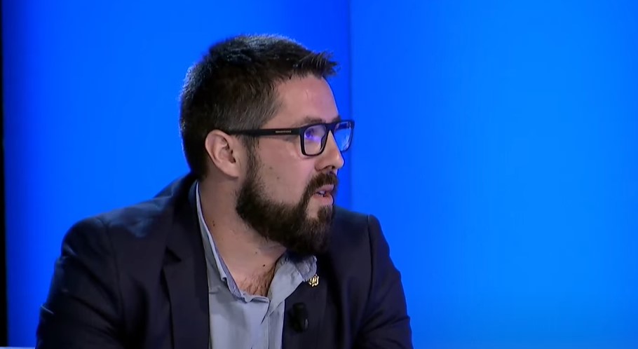 Krasniqi: Nëse duam unitet në Kosovë, Ramush Haradinaj duhet të bëhet president, jo Vjosa Osmani