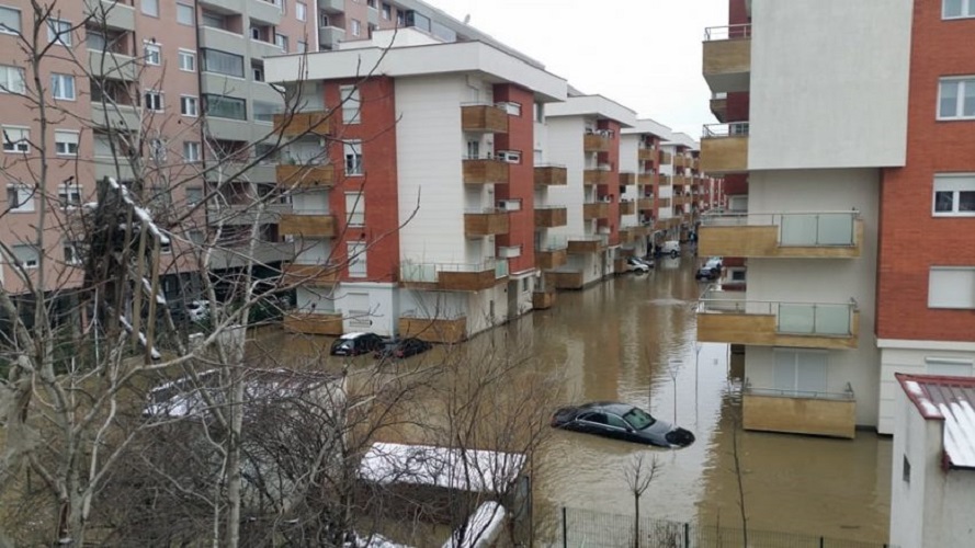 Shtyhet fillimi i gjysmëvjetorit të dytë në këtë komunë, shkak i vërshimeve nga shiu dhe bora