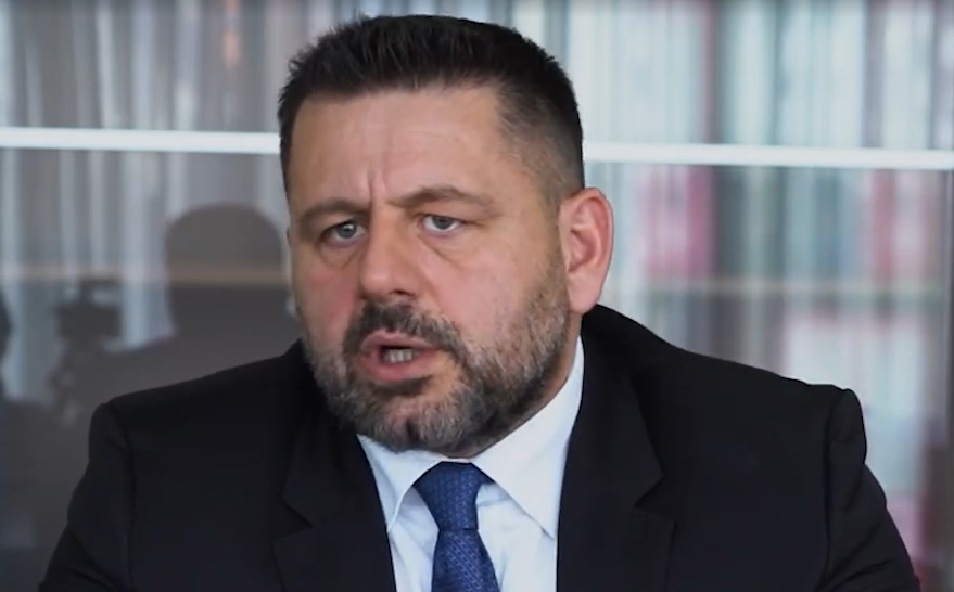 Berisha: Po bën Albin Kurti me qenë deputet edhe kryeministër, e unë s’po bën kryetar klubi