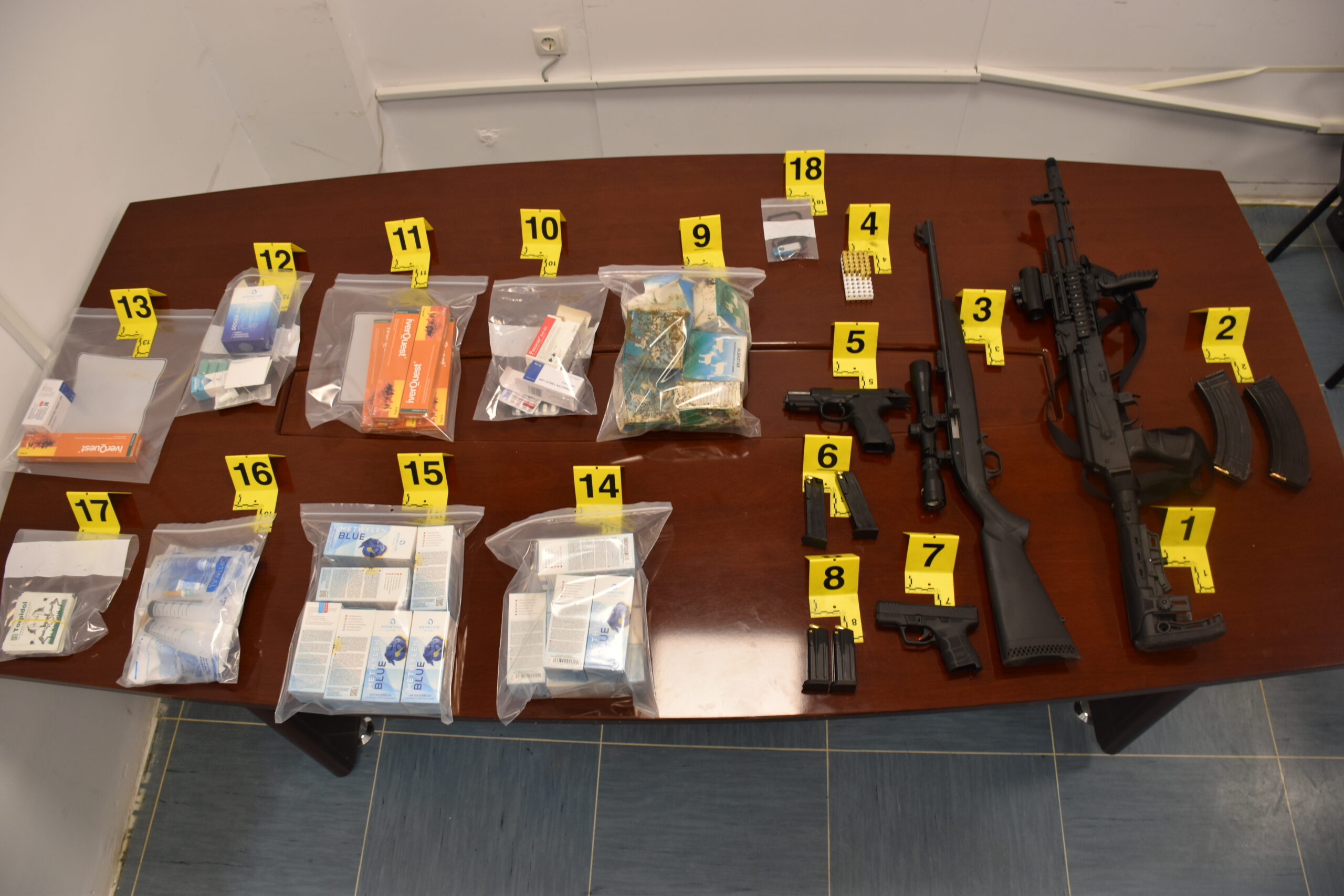 Kontrollohen pronat e Arianit Sllamnikut, i konfiskohen armë e medikamente