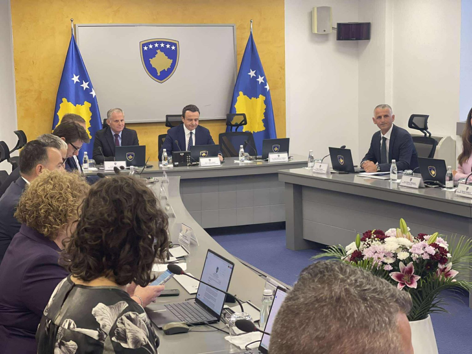 Qeveria në detyrë mban mbledhje elektronike, merr dy vendime