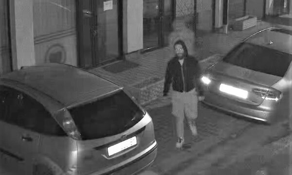 Nëse i njihni këta persona, kontaktojeni policinë- dyshohen për vjedhje të rëndë