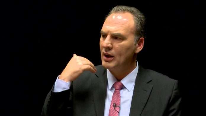 Fatmir Limaj kërkon dorëheqjen e Vjosa Osmanit: Shkeli Kushtetutën