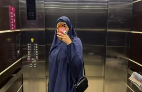 Ish-banorja e Big Brother “heq dorë” nga pozat seksi, shfaqet e mbuluar në Mekë për Umrah