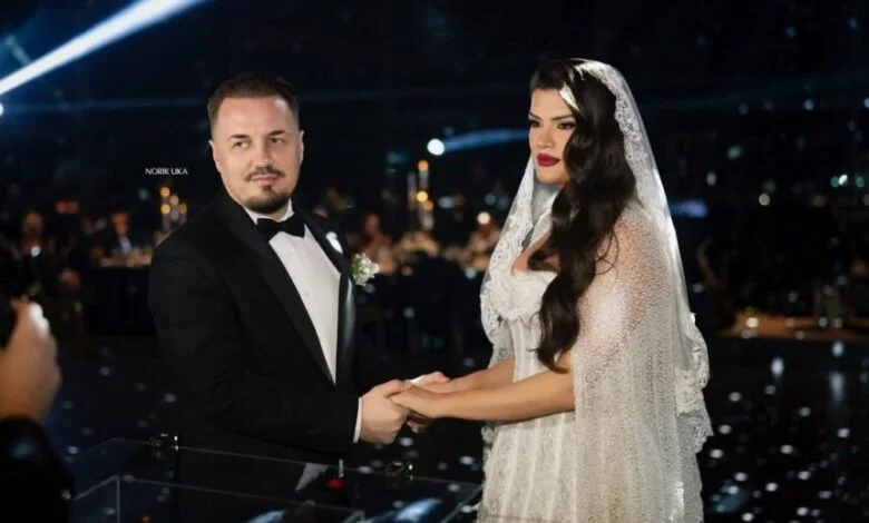 Blero shkrihet pas gruas, i bën dhuratë të shtrenjtë