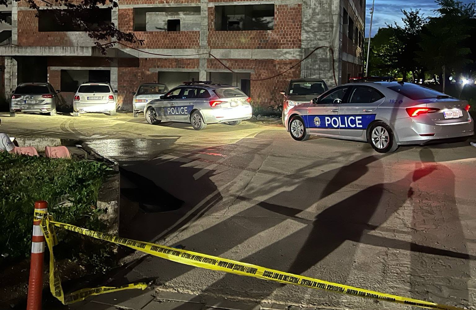 Theret me thikë një person