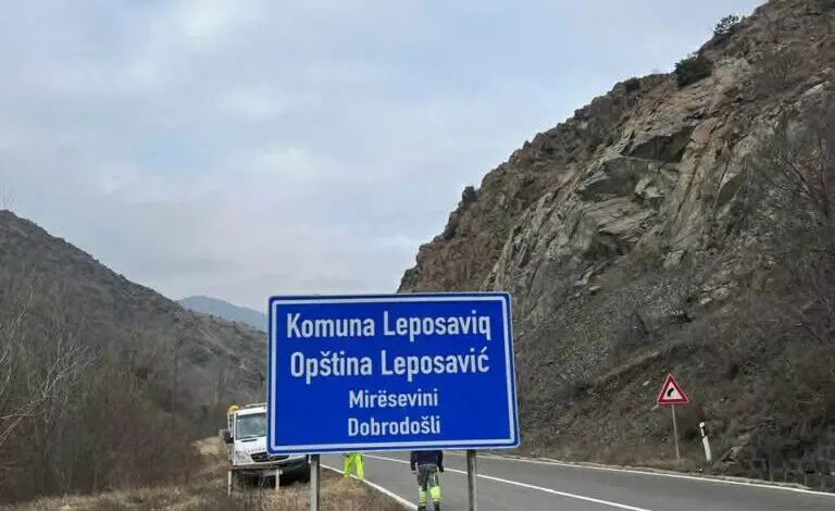 Leposaviq: Hiqen tabelat serbisht, vendosen ato në gjuhën shqipe
