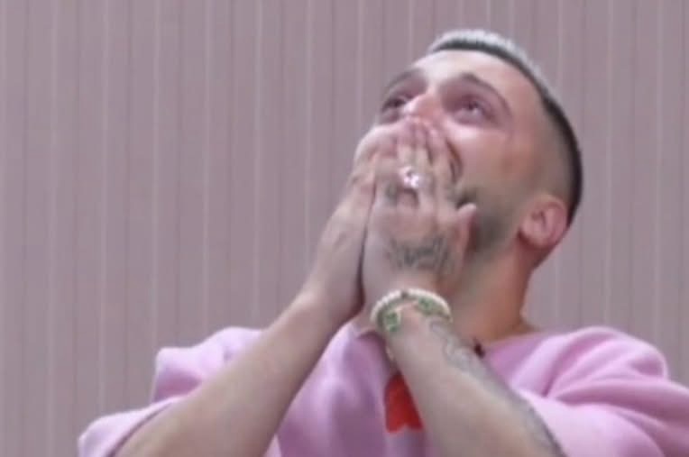 Pas këngës për vëllain që theu rekorde, Gjesti bën reagimin e papritur (Foto)