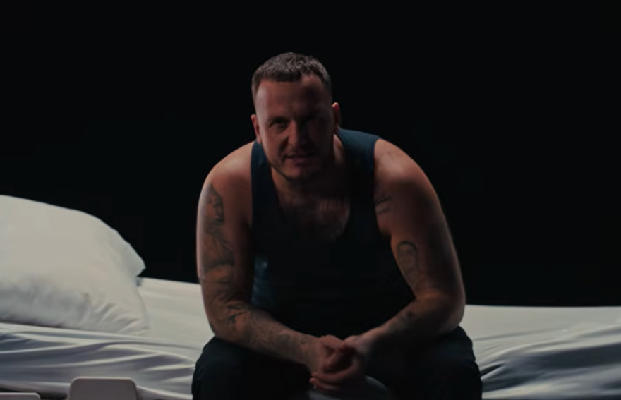 “Ta qi*** nanën Albin Kurti, vajzën po ta rritë Karimi”- Mozzik publikon “Diss” për veten