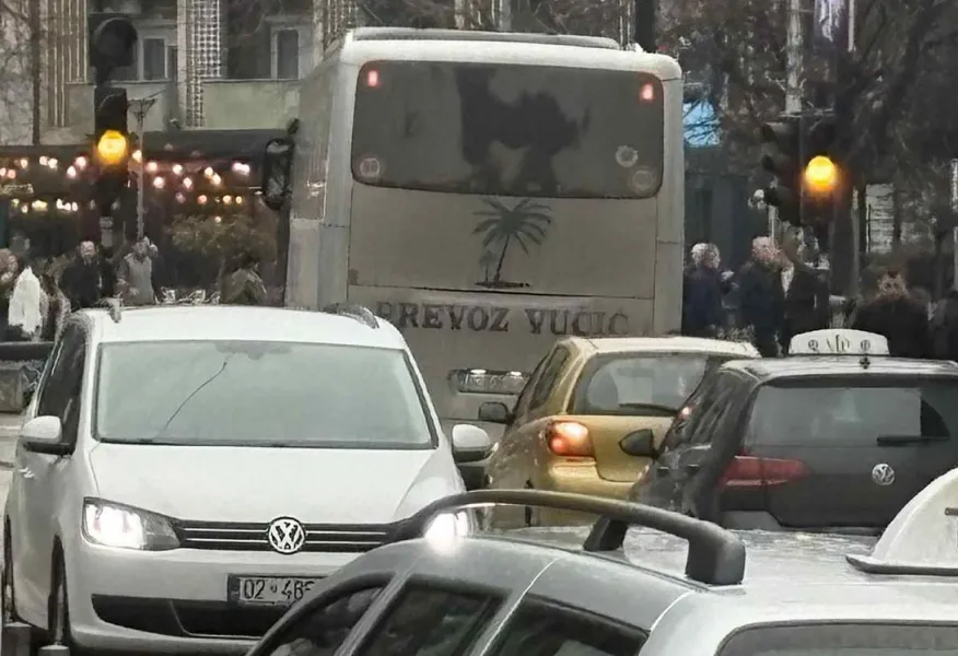 “Vučić” vozit lirshëm nëpër Mitrovicë të Jugut