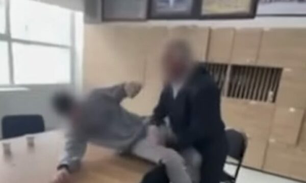 “Hej nalu”, arsimtari nuk e kursen nxënësin, e rrah brutalisht në Prishtinë