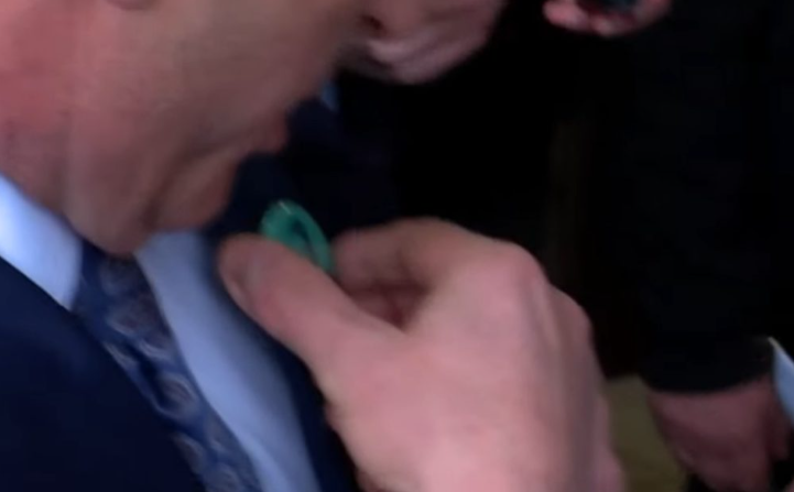 Haradinaj vendos fotografinë Thaçit në setër para nisjes së seancës