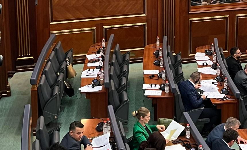 Lista Serbe lëshon sallën në seancën për rezulutën e UÇK-së