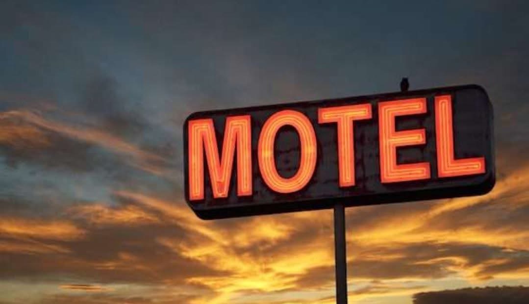 Ekskluzive: Kjo është 18 vjeçarja e plagosur në hotel, ishte me të dashurin