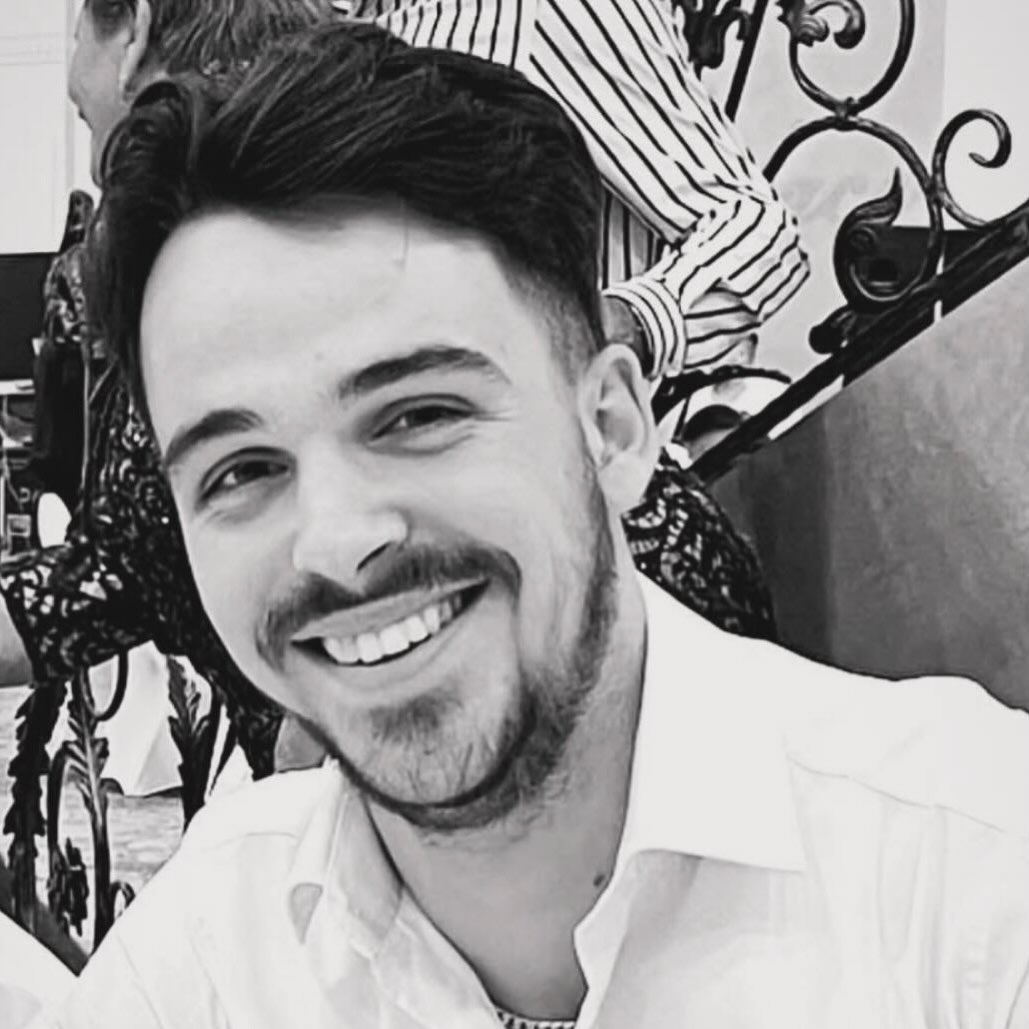 Vdes në moshë të re Loriku, ishte nipi i artistes së njohur