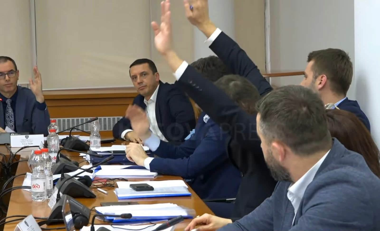 Deputeti i LVV-së voton me dy duart kundër mbështetjes financiare për ish-krerët e UÇK-së në Hagë