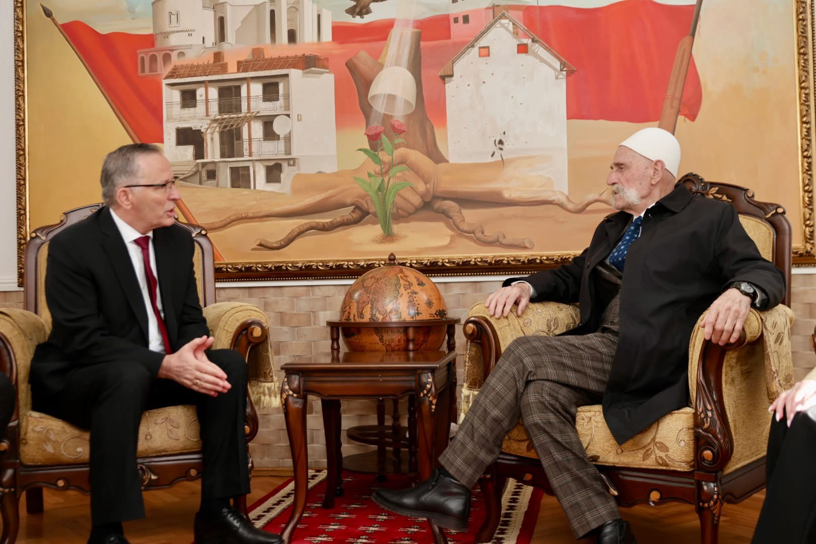 Thyhet akulli në Prekaz: pas dhjetë vitesh një kryetar i PDK-së në kullën e Jasharëve