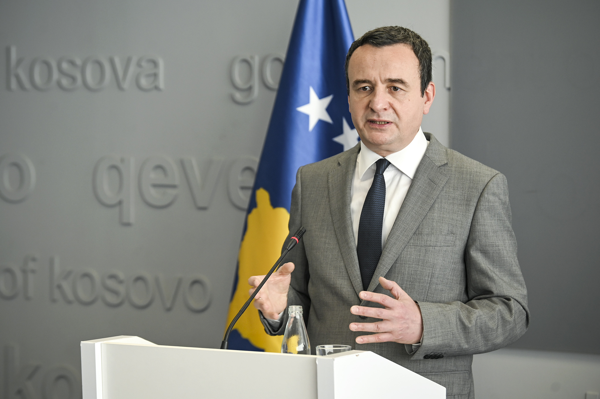 Kurti: Qeveria do t’u ofrojë leje të përkohshme qëndrimi për 12 muaj studentëve dhe punëtorëve serbë